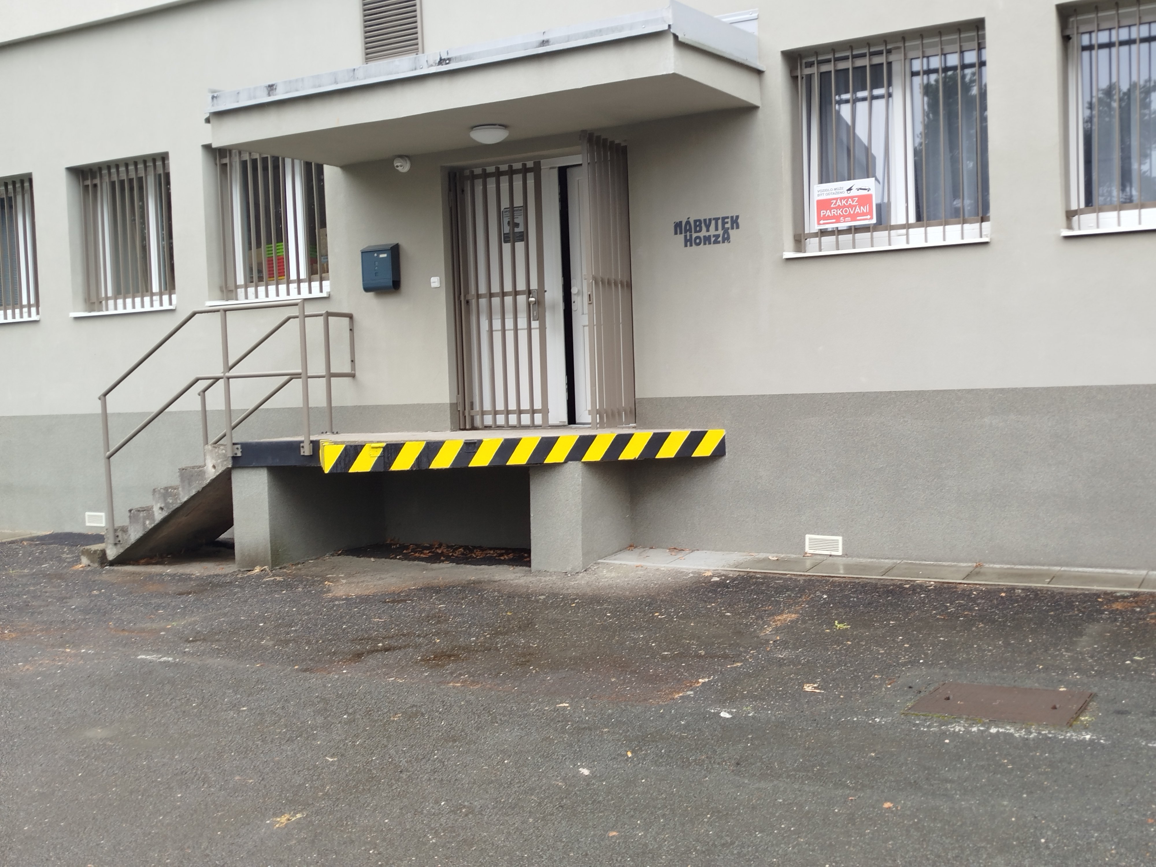 Prodejna - zadní vchod a nakládací rampa