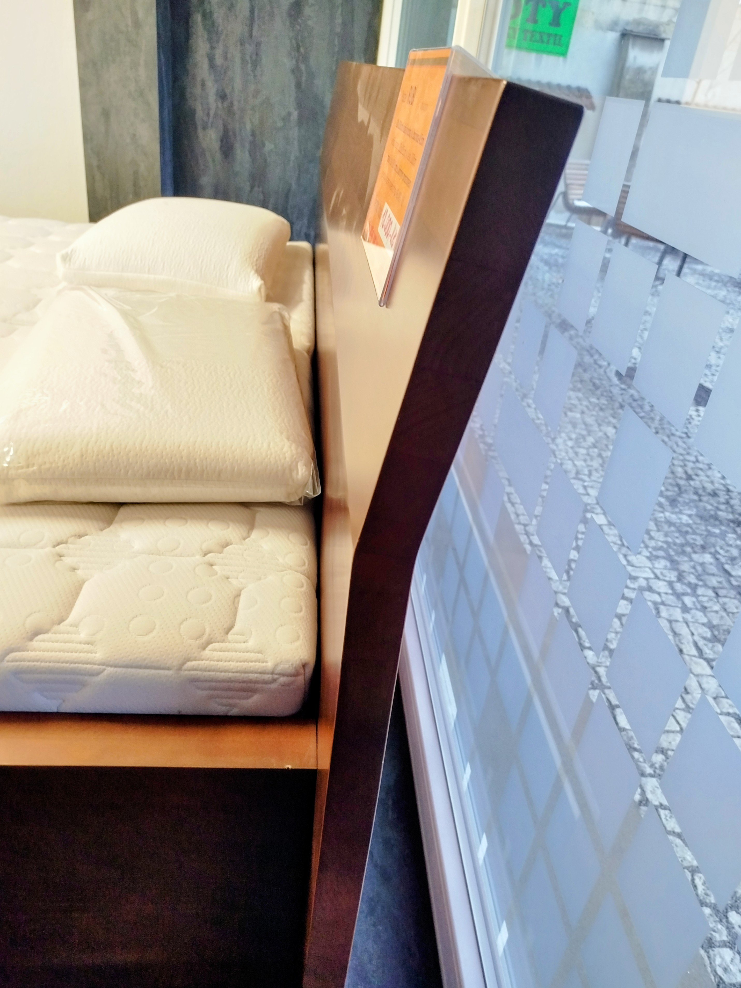 vyprodej-2026-postel-RUBI-poskozena-4